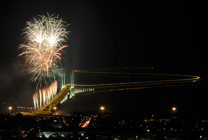 Illustration for article titled How Five of the World's Coolest New Bridges Stay Upright